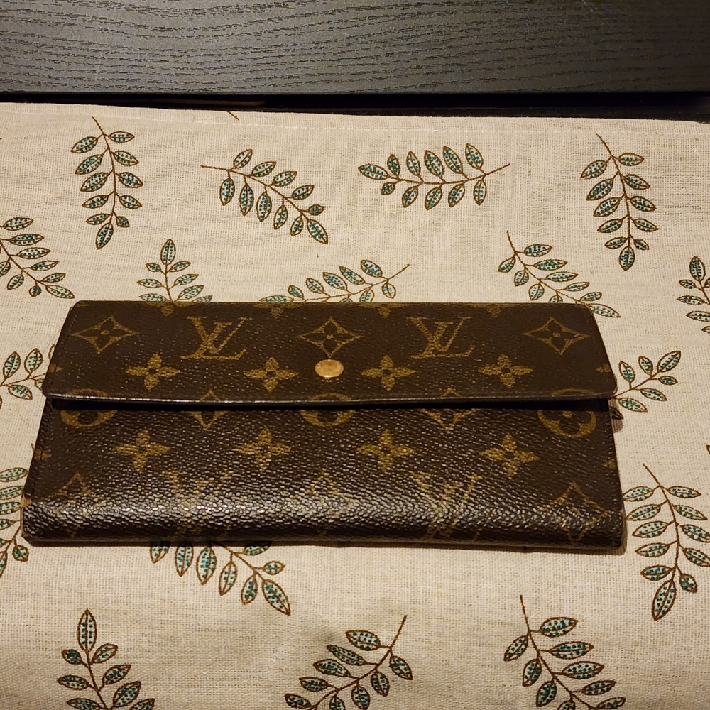 LOUIS VUITTON Portefeuille International Long Trifold Wallet
